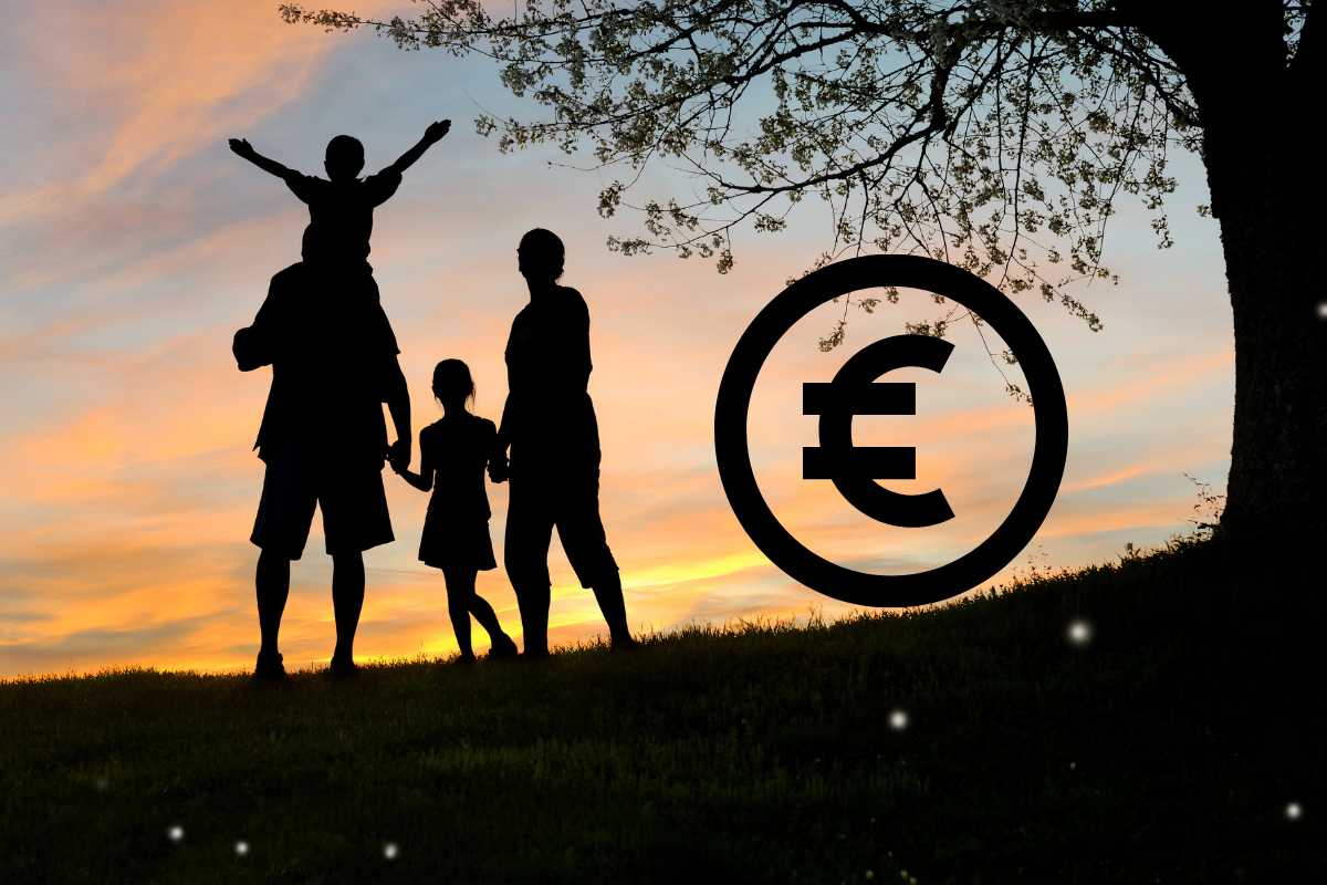 Una foto al tramonto con delle sagome di una famiglia e sulla destra il simbolo dell'euro