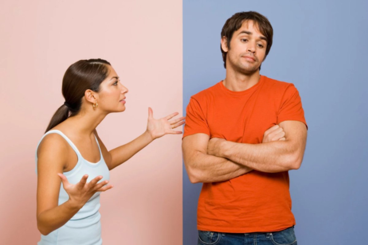 uomo e donna che discutono