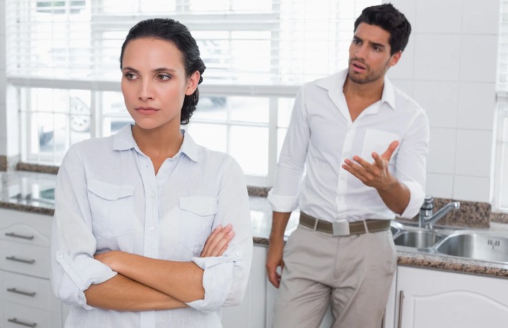 uomo che parla ad una donna che gli volta le spalle con il broncio 