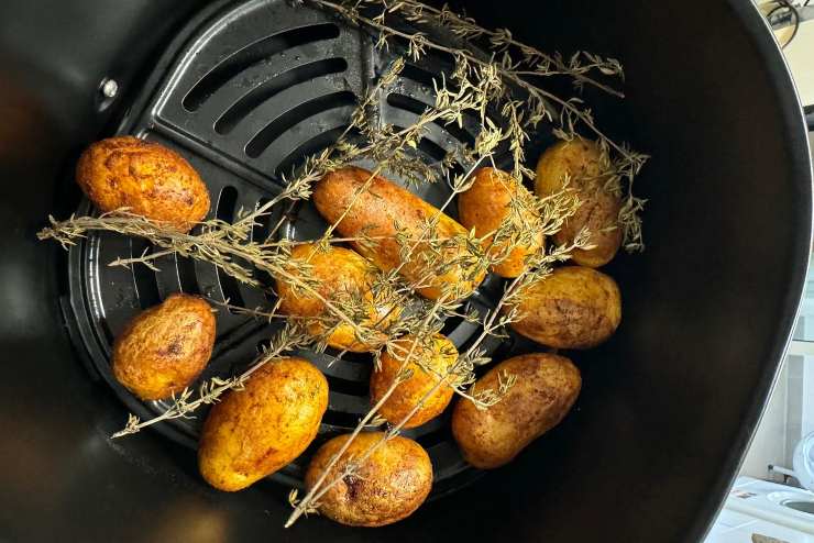 patate dentro al cestello delle friggitrice ad aria