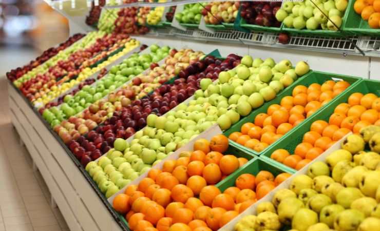 frutta su banconi di supermercato