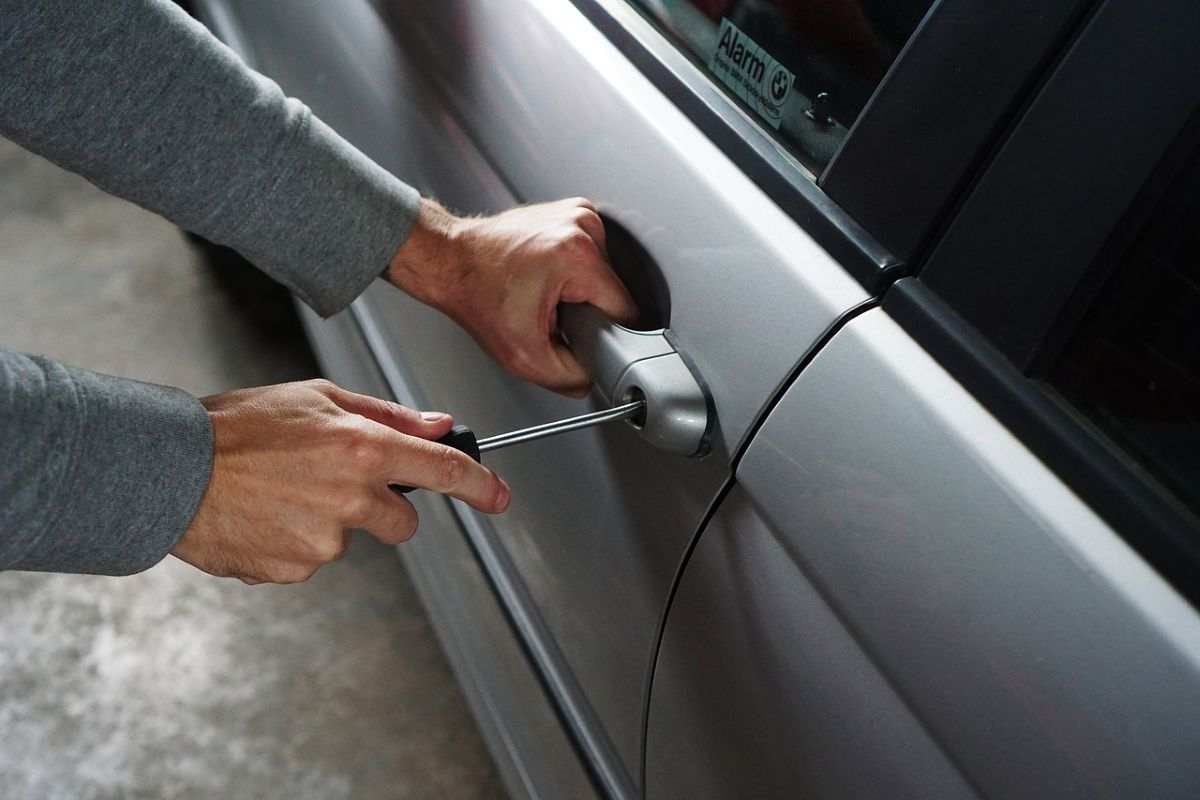 furto auto portiera