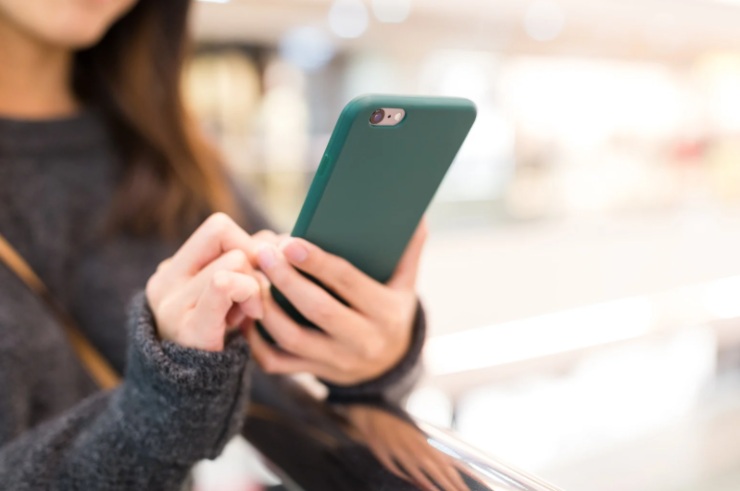 donna con in mano il cellulare