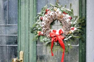 ghirlanda natalizia attaccata alla porta