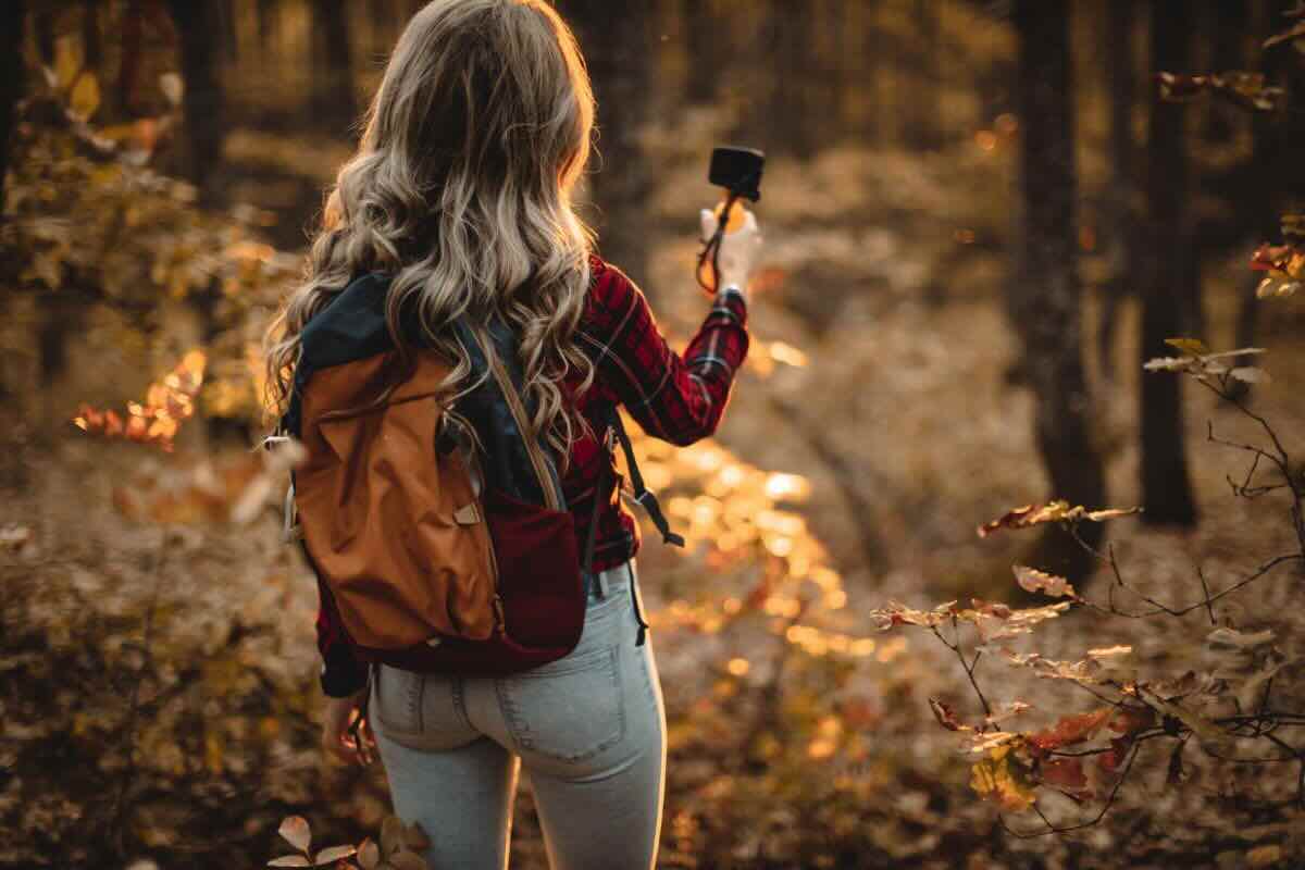 jene-stephaniuk-lkmGeyLItrw-unsplash-ls Ragazza in un bosco con macchina fotografica