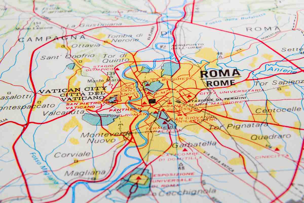 jene-stephaniuk-lkmGeyLItrw-unsplash-ls Una cartina stradale della città di Roma