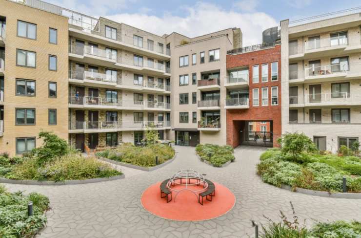 complesso di case moderne con cortile in comune