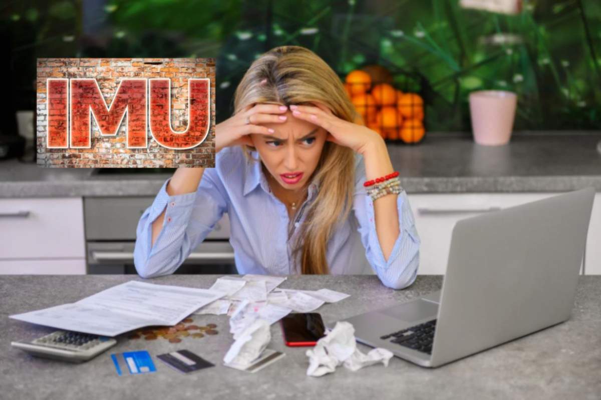 donna davanti al computer con le mani sulla fronte per la disperazione