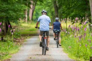persone che vanno in bicicletta
