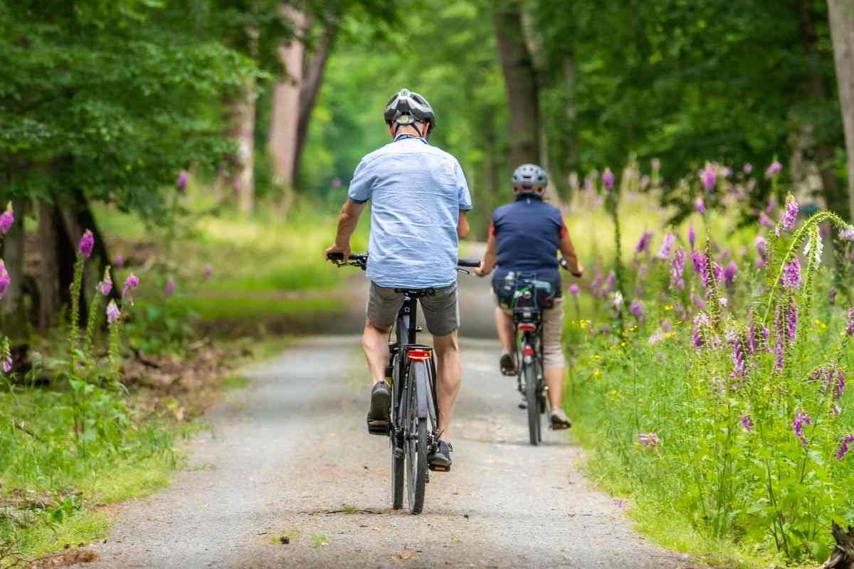 persone che vanno in bicicletta