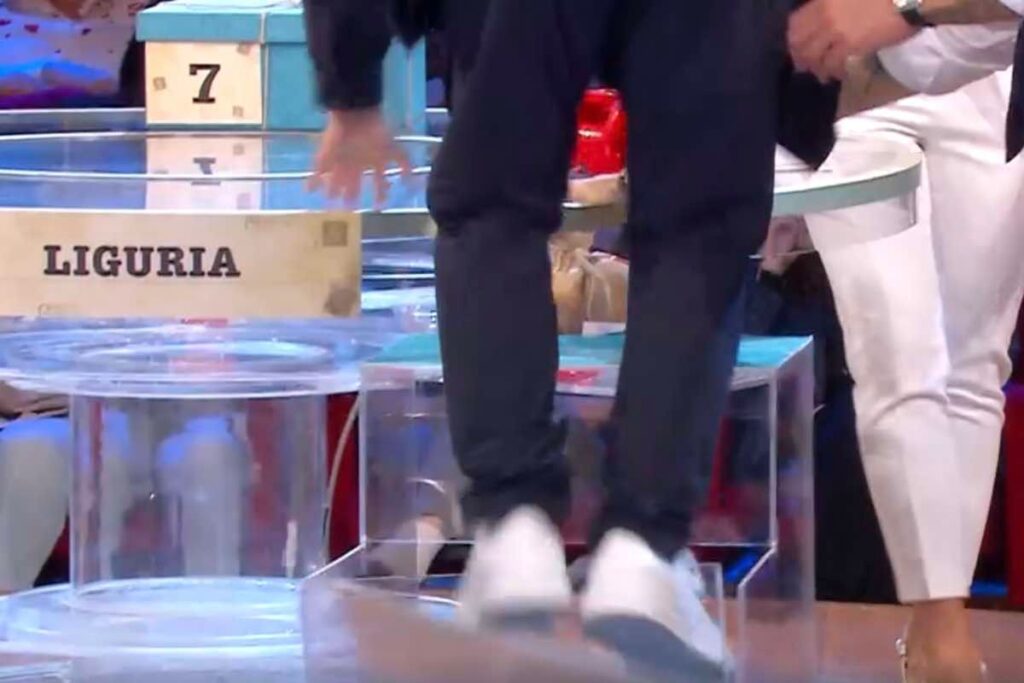 Affari Tuoi: incidente in diretta, pubblico terrorizzato. Il risarcimento sarà Milionario