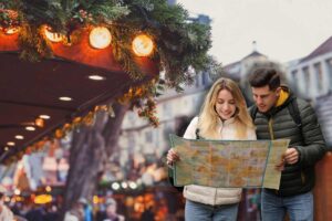 mercatino di natale e coppia con mappa in mano