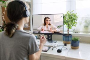 due persone che parlano attraverso il computer