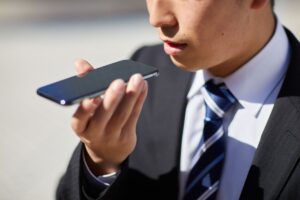 un uomo che sta mandano un messaggio vacale