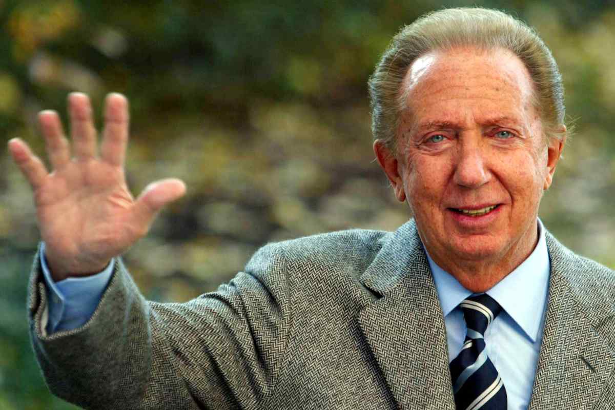 il presentatore mike bongiorno fa un cenno di saluto con la mano