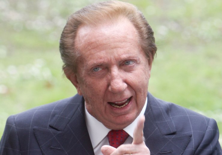 mike bongiorno arrabbiato che punta il dito