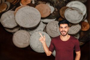 monete e un ragazzo che le indica