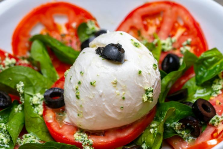 mozzarella con pomodori olive e basilico