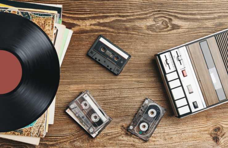 musicassette accanto ad un disco in vinile