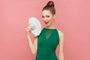 donna con in mano tante banconote da 100 euro