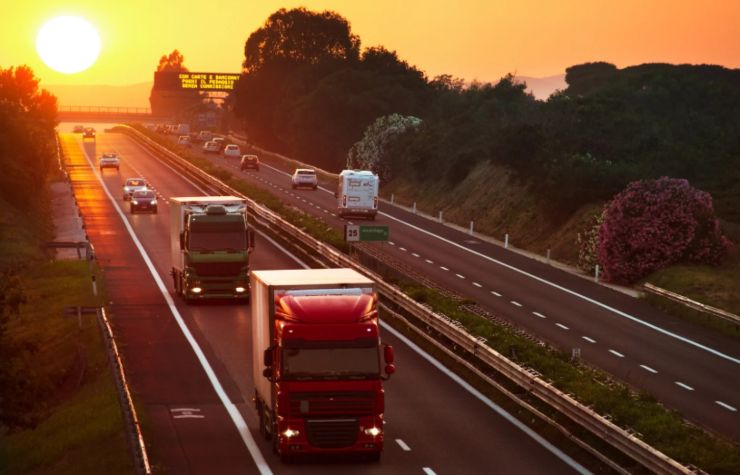 camion in autostrada al tramonto