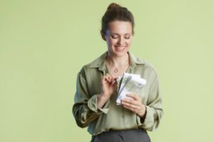 donna con in mano tante banconote