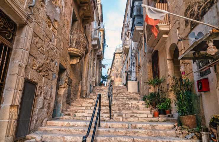 scalinata nel centro di una città di malta
