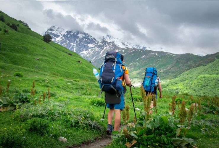 delle persone che fanno trekking