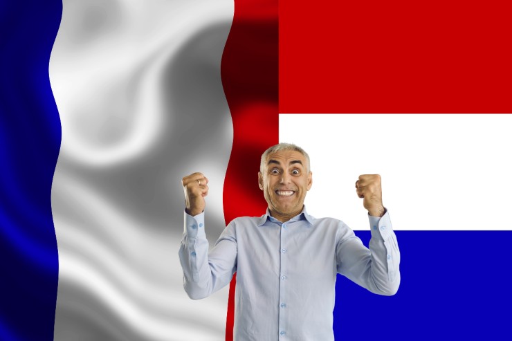 Sulla sinistra una bandiera francese e sulla destra una bandiera olandese ed in mezzo un uomo che esulta