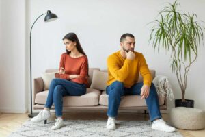 Coppia seduta sul divano