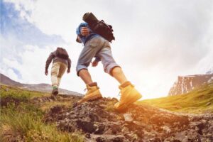 delle persone che fanno trekking