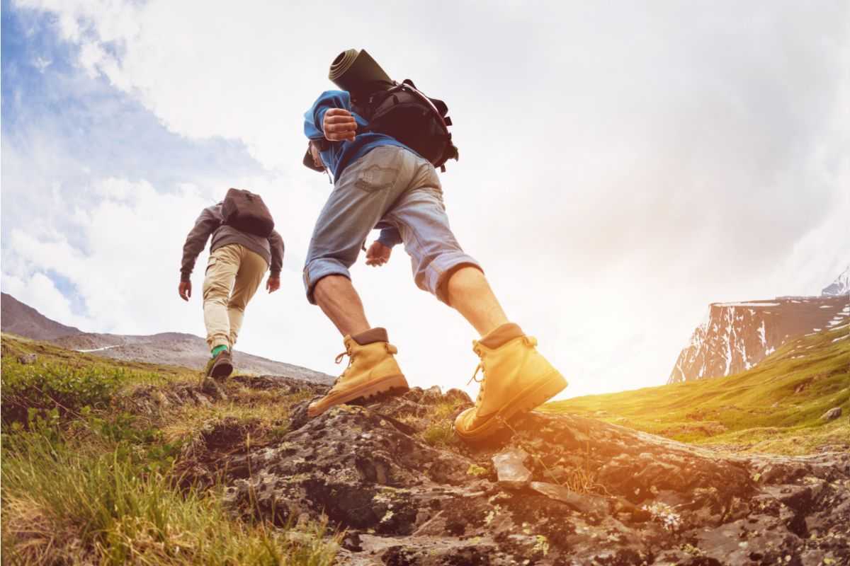 delle persone che fanno trekking