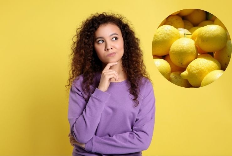 una donna dubbiosa e dei limoni vicino