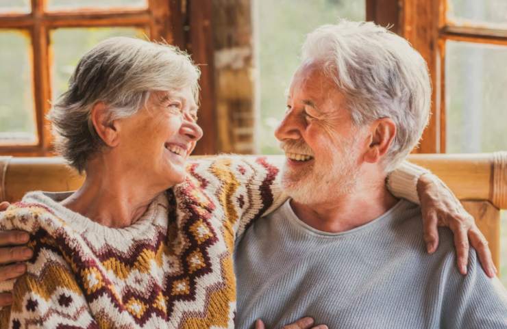 uomo e donna anziani che si guardano e sorridono