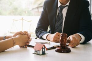 un ragazzo davanti ad un giudice