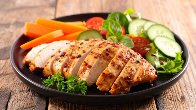 tagliata di petto di pollo con carote e insalata