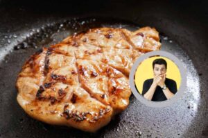 petto di pollo in padella e ragazzo scioccato con le mani sulla bocca