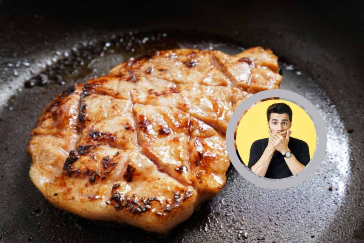 jene-stephaniuk-lkmGeyLItrw-unsplash-ls petto di pollo in padella e ragazzo scioccato con le mani sulla bocca