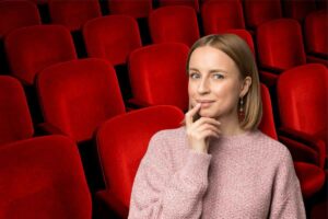 Donna pensierosa, poltroncine rosse teatro