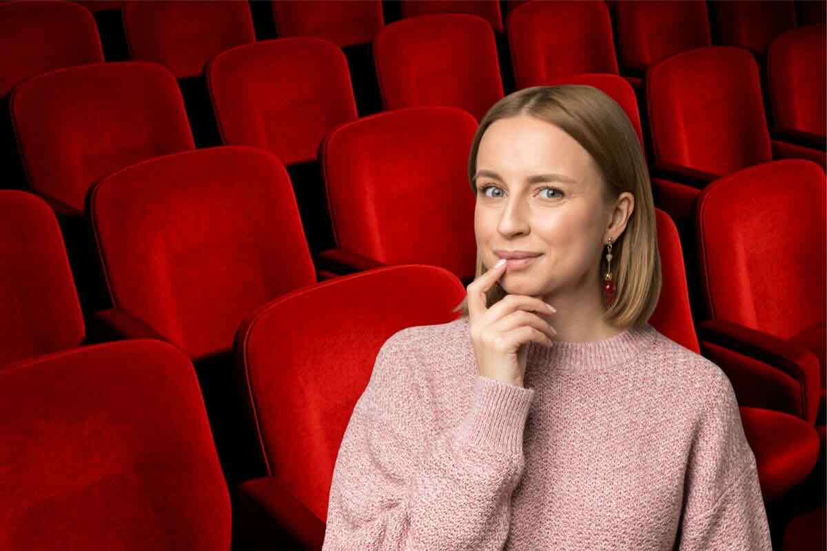 jene-stephaniuk-lkmGeyLItrw-unsplash-ls Donna pensierosa, poltroncine rosse teatro