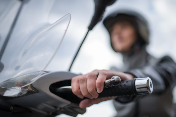 Una persona che guida uno scooter