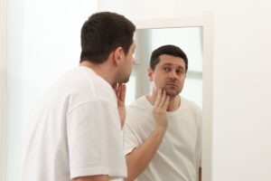 un uomo che si specchia