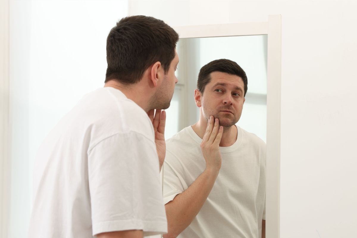 un uomo che si specchia