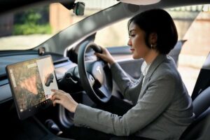 una persona in macchina che tocca il display