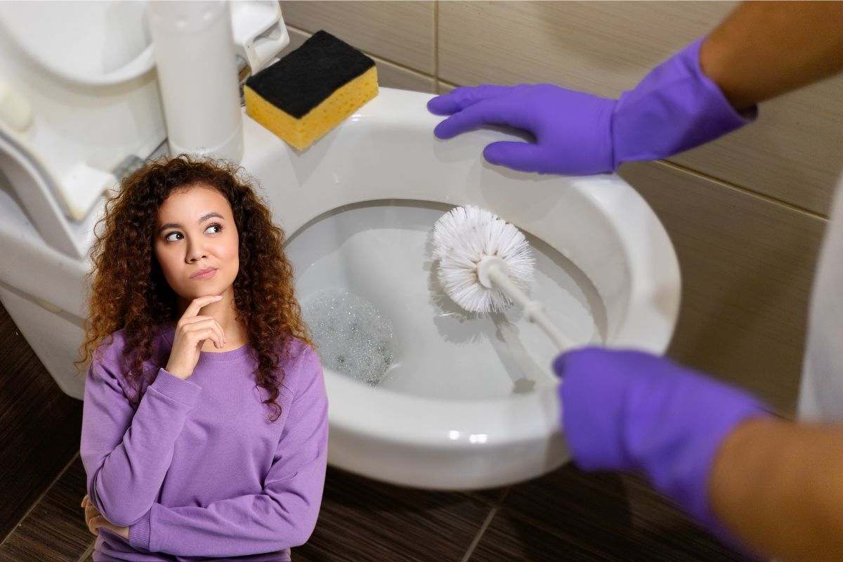 una persona che pulisce il wc e la ragazza dubbiosa