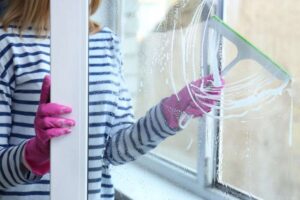 donna che pulisce i vetri