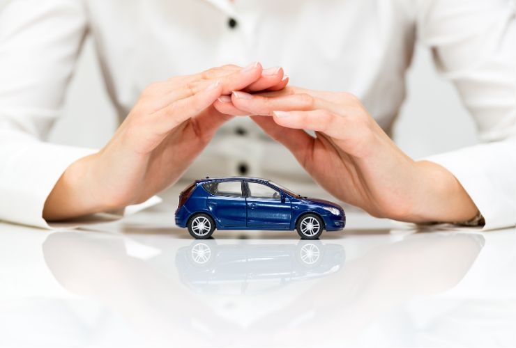 una persona che protegge la sua auto