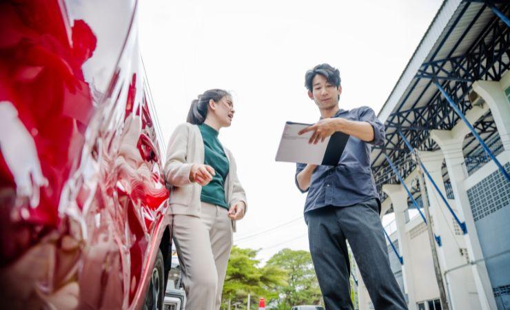 due persone che hanno un incidente con la macchina