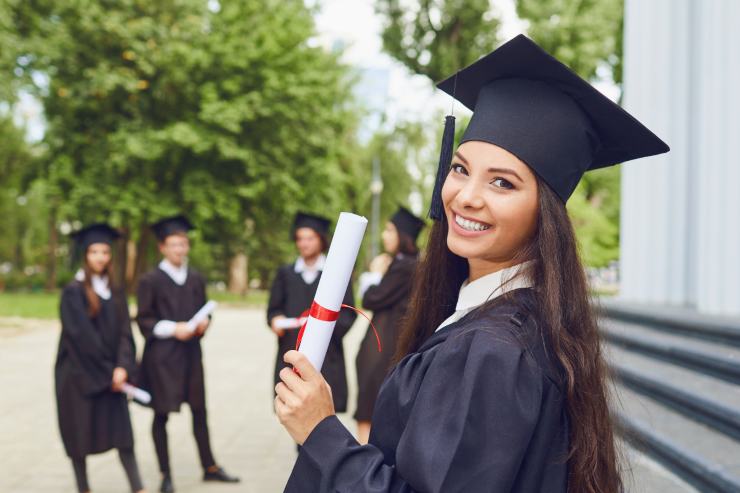 dei ragazzi appena laureati