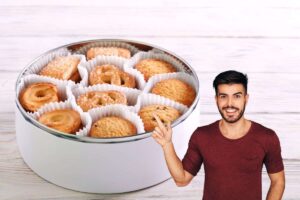 una scatola di biscotti e un ragazzo che ha avuto un'idea